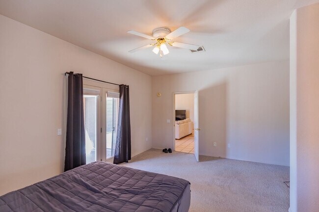 Building Photo - Inviting 3 Bed 2 Bath Home - Near Golf Cou...