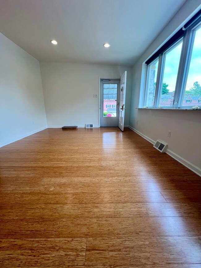 Foto del edificio - Gorgeous 3-Bedroom Townhome with One-Car Garage in Roxborough! Available NOW!