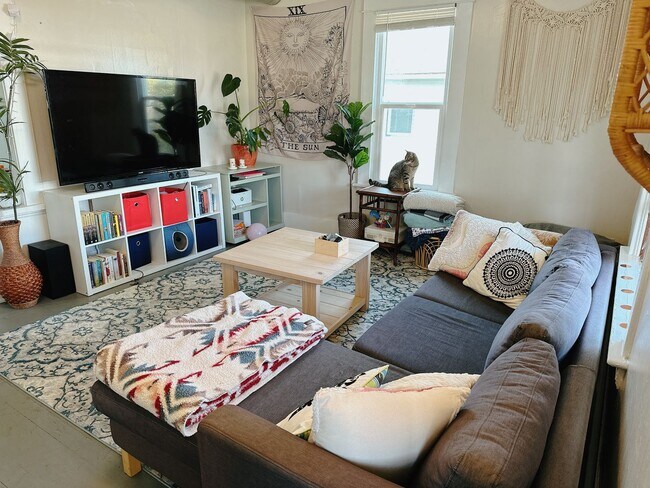 Building Photo - PRELEASE for Sept: 4bd/1bath near WWU