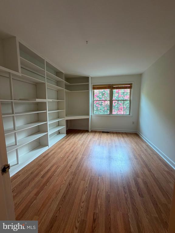 Foto del edificio - 5814 Tudor Ln