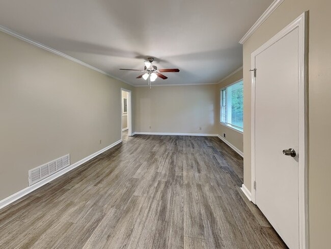 Foto del edificio - 760 Woodvalley Rd SW