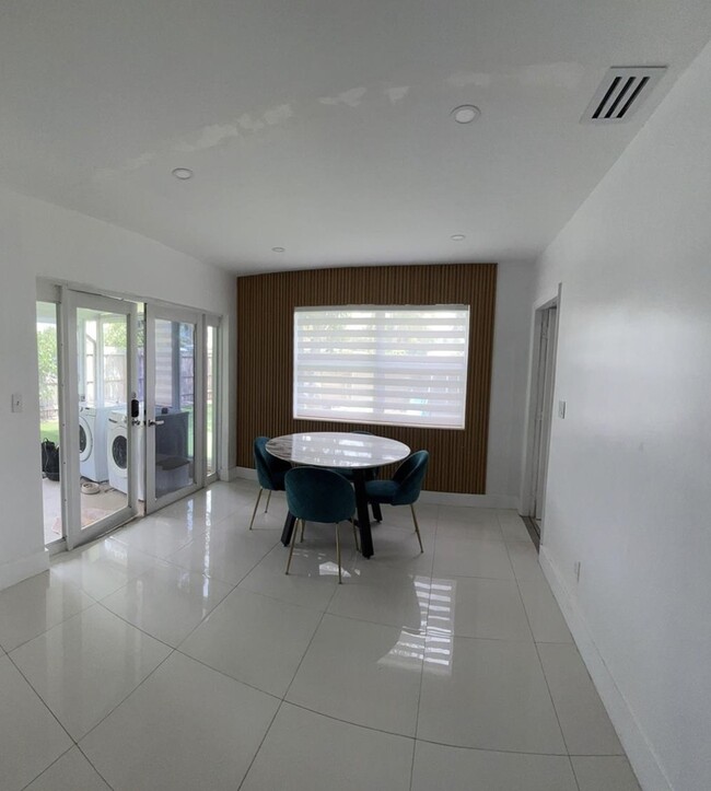 Foto del edificio - 2050 N 57th Ter