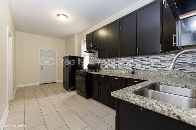 Foto del edificio - 7642 S Normal Ave