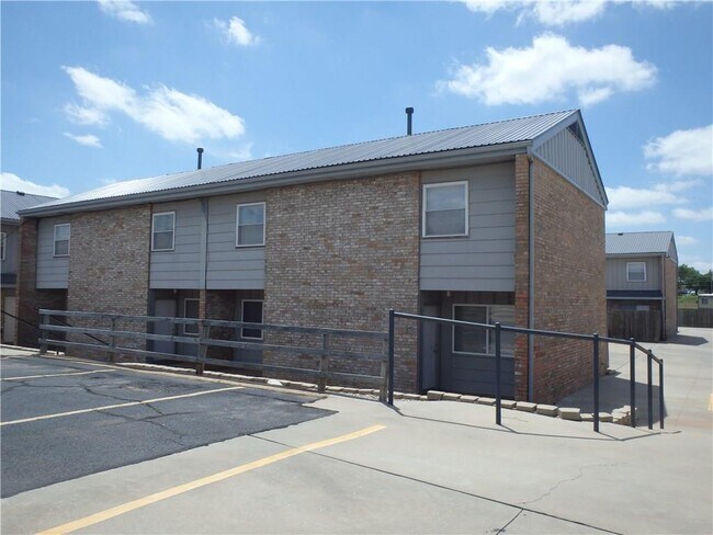 Building Photo - 301 W Davis Ave