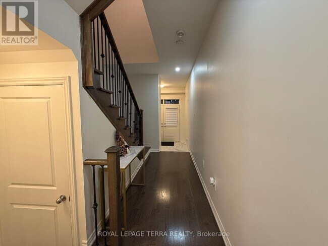 Photo du bâtiment - 70 Fruitful Cres