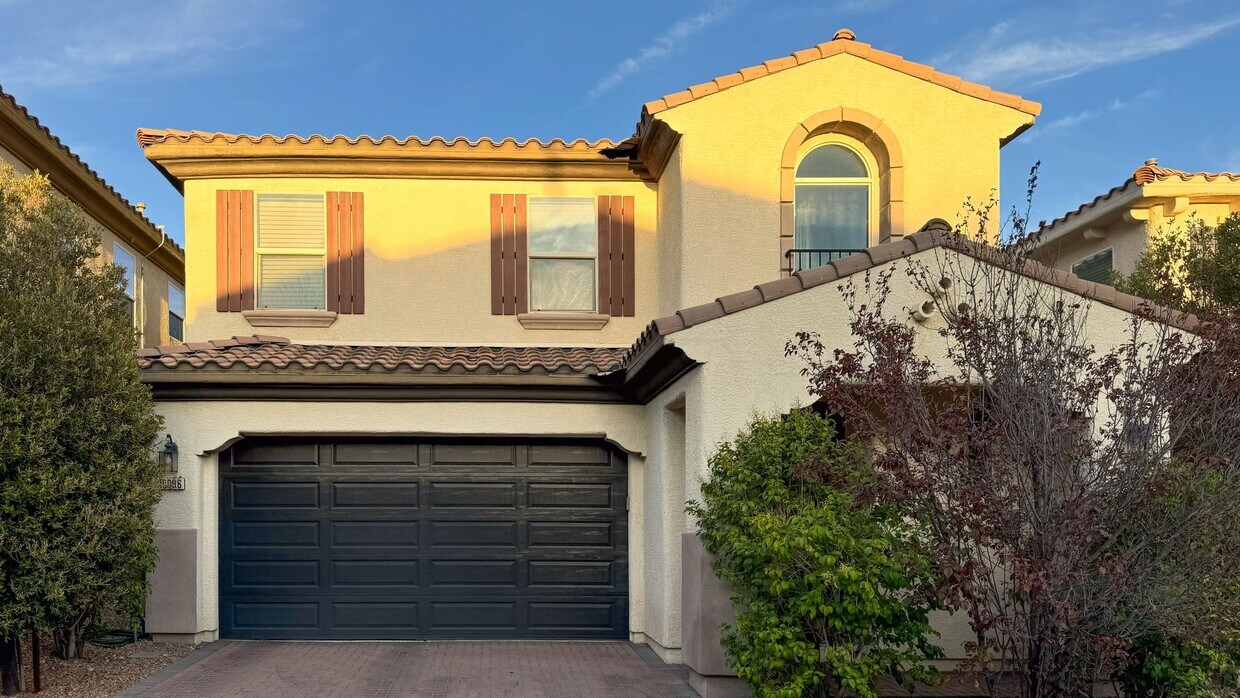 Foto principal - 4-bed, 2.5 bath, 2,498 sq ft home in Mount...