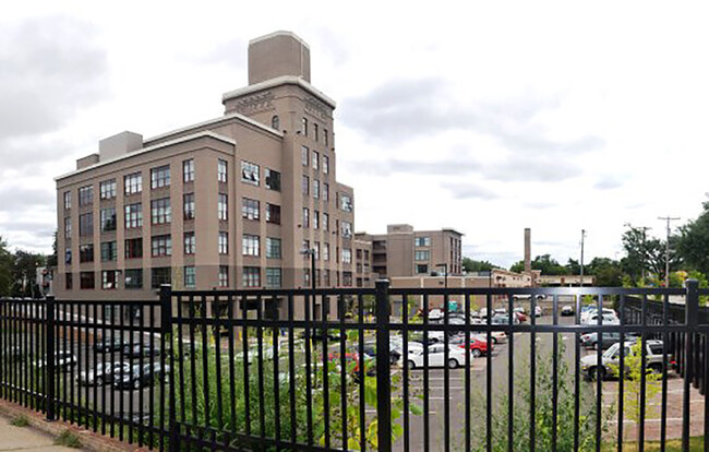 Building Photo - Buzza Lofts of Uptown