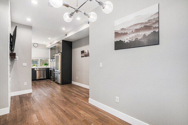 Foto del edificio - 1 Bed 1.5 Bath Townhome in West Highland Available!