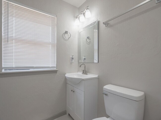 Building Photo - Charming 3 bedroom, 1.5 bath single-family home in a quiet northwest Oklahoma City neighborhood