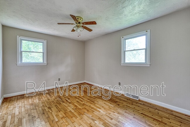 Building Photo - 620 Greenhill Rd