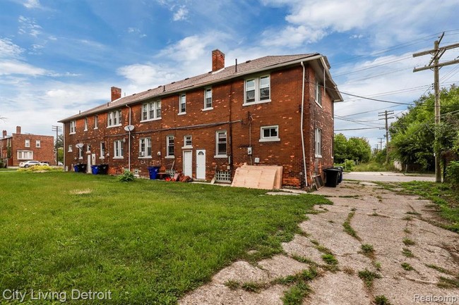 Building Photo - 362 Belmont St