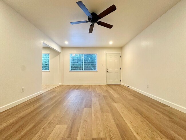 Foto del edificio - 443 E L St