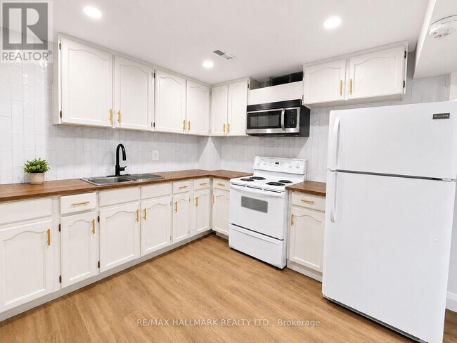 Building Photo - 120 Squire Dr