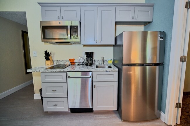 Suite Kitchenette - Village Inn Apartments