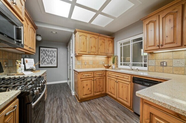 Foto del edificio - Welcome to this beautifully updated 4-bedroom, 2.5-bath home