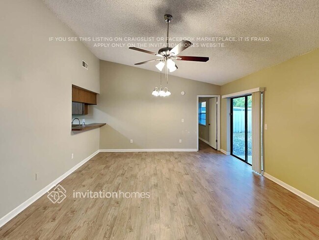 Building Photo - 11301 Hollyglen Dr