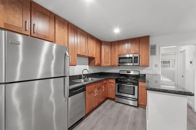 Building Photo - 925 W 30th St