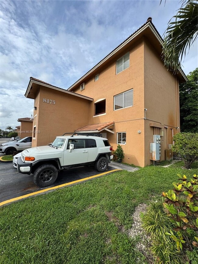 Foto del edificio - 8175 NW 8th St