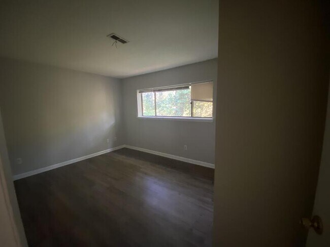 Building Photo - 635 Pine Ridge Pl