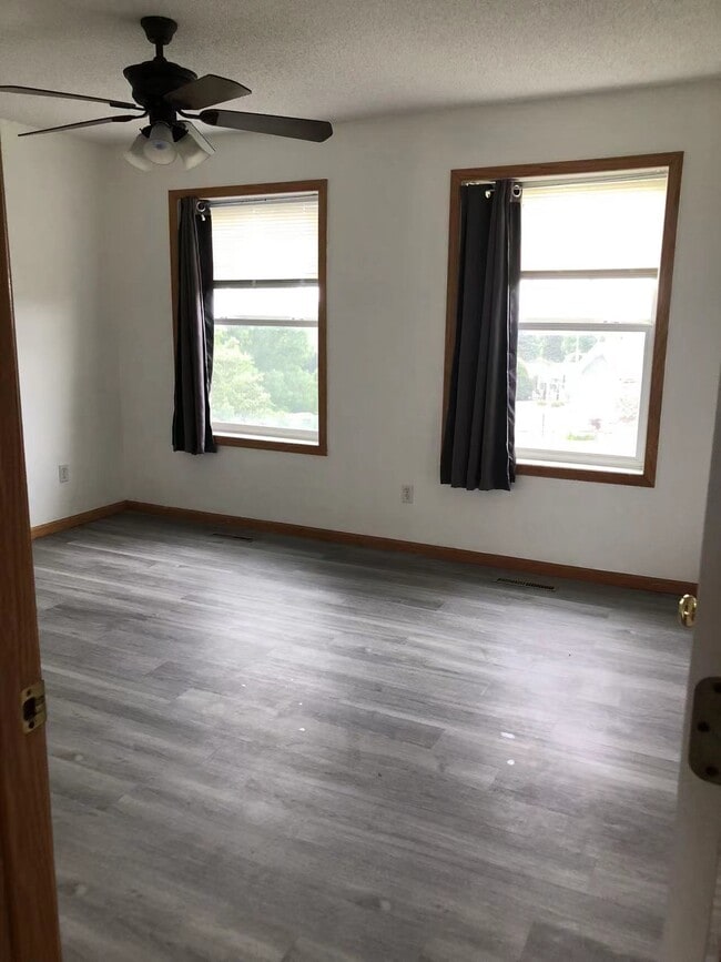 Main Room #1 - 11304 Davenport Cir NE
