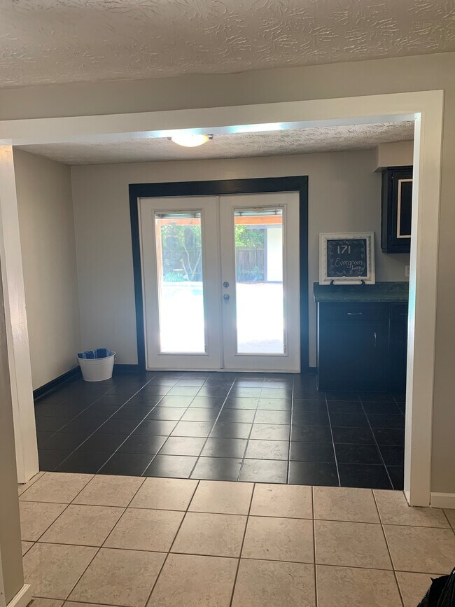 dining kitchen area out to pool - 171 Evergreen Ln