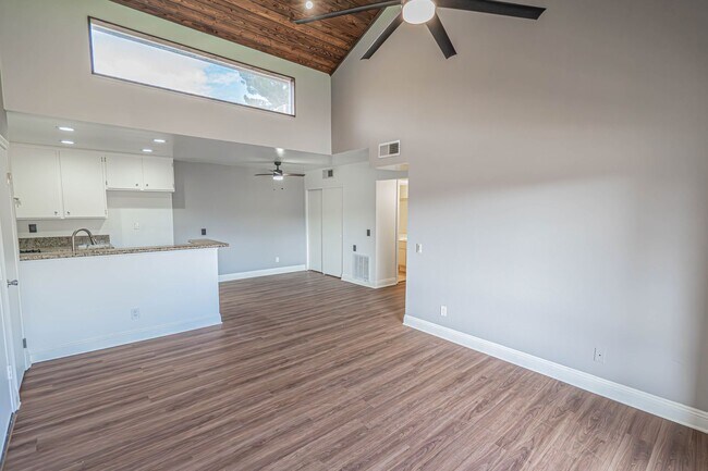 Foto del edificio - 2-Bedroom Condo with Community Amenities and Utilities Included in Canyon Country!