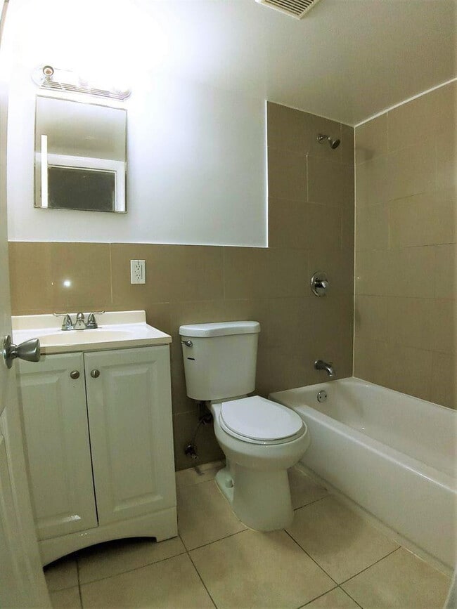 Building Photo - 701 SW 14th Ave