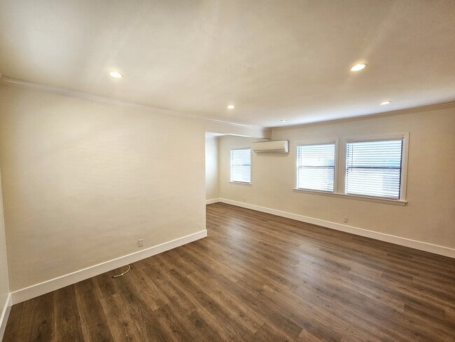 Building Photo - 1604 N Hollywood Way