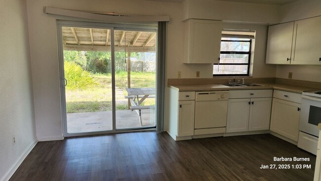 Building Photo - 3 bed 2 bath