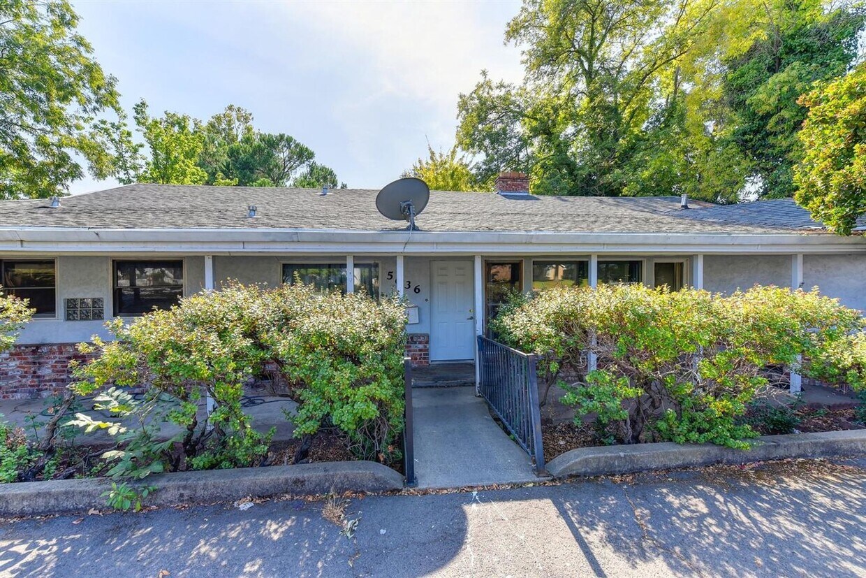 Primary Photo - Spacious 5 bedroom home in Carmichael