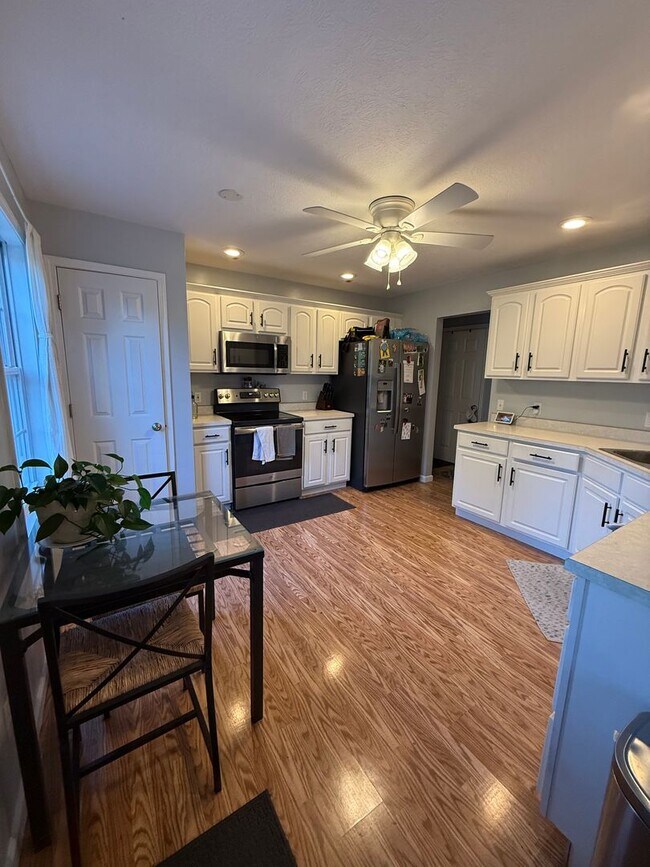 Foto del edificio - Beautiful 4 Bedroom Near Summit School! Avail January 2026,  Monthly rent $1,980; August 2026 $2,350