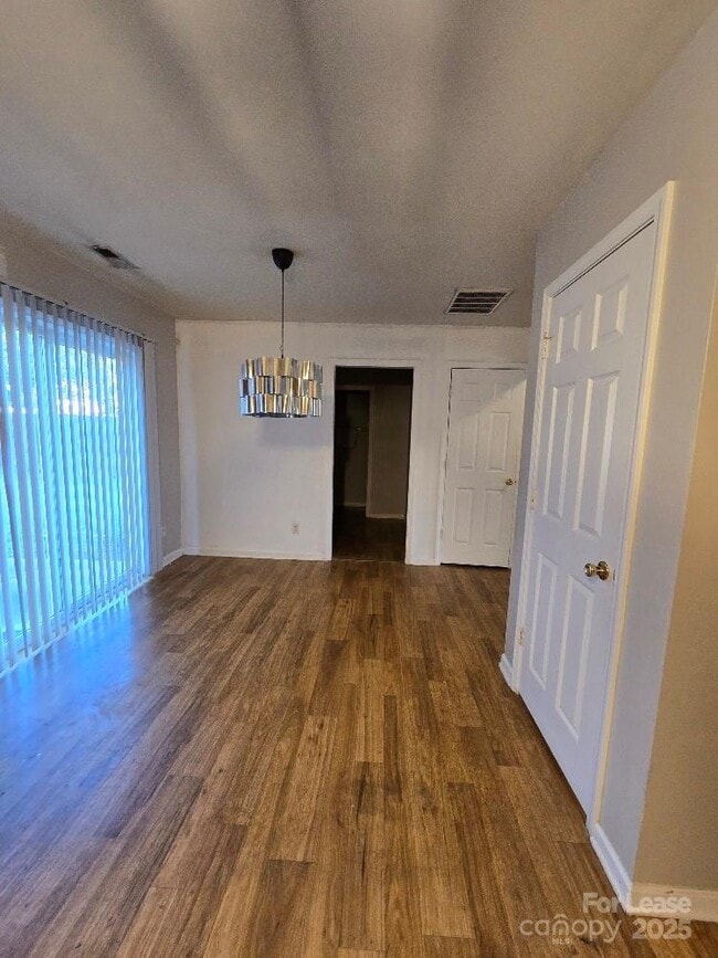 Foto del edificio - 5320 Peach Pl Ln