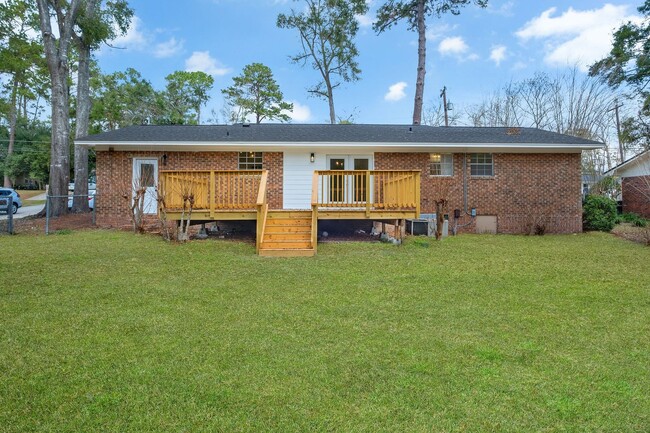 Building Photo - Freshly Remodeled 4 Bedroom 2 Bathroom Sin...