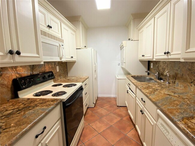 Building Photo - 9356 SW 77th Ave
