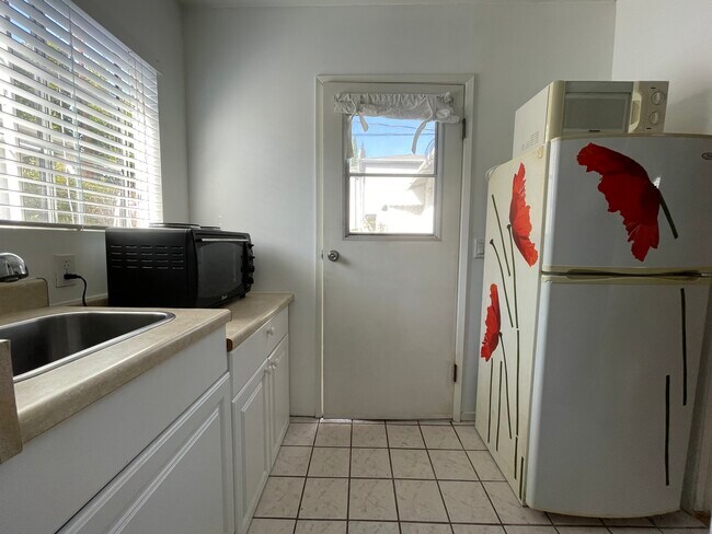 Kitchenette - 2926 Glenn Ave