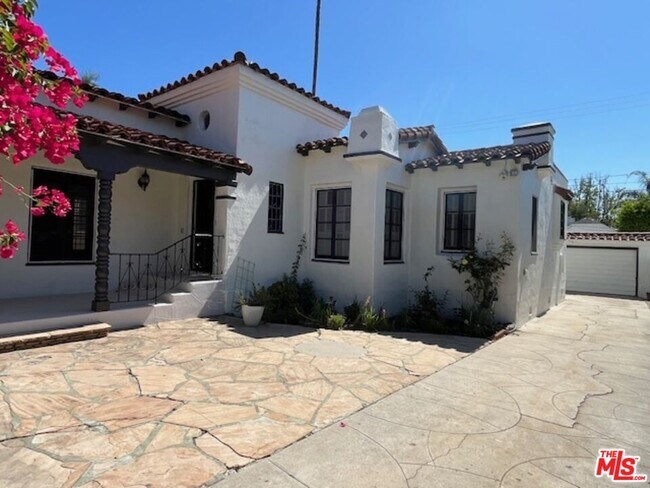 Foto del edificio - 168 N Doheny Dr