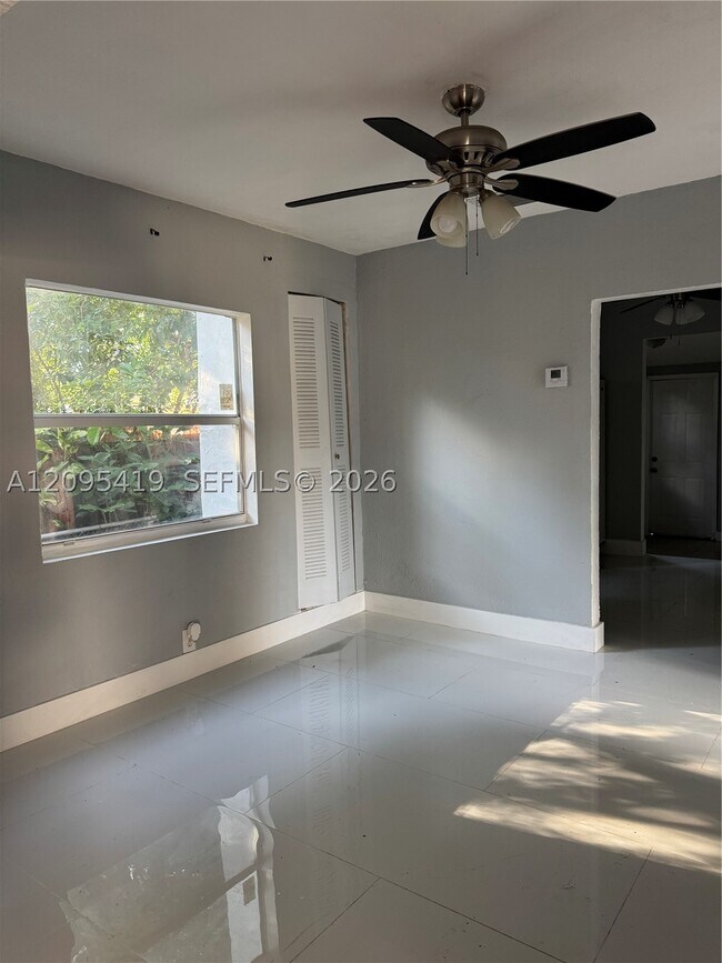 Foto del edificio - 585 NE 163rd St