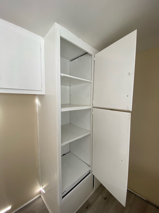 Cabinets - 4716 St Elmo Dr