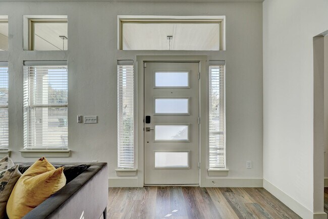 Foto del edificio - Stunning 4 Bedroom 3 Bath Home