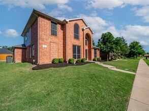Building Photo - 1011 Aylesbury Dr