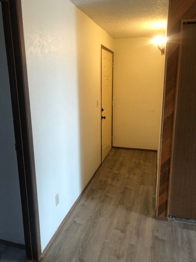 Building Photo - 2 Bed/1 Bath, 1000 SqFt, Utilities Pd, Fir...