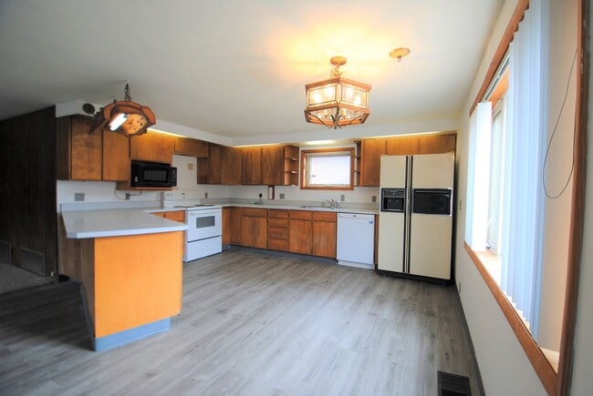 Building Photo - Huge 5 Bed / 3 Bath w/ 2 Car Garage