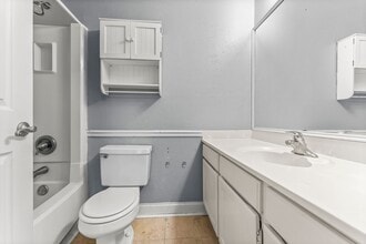Building Photo - 2015 E Lacey Oak Cir
