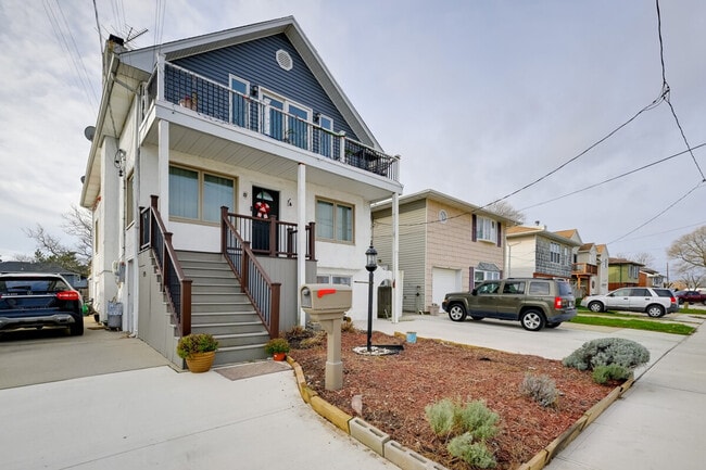 Building Photo - 1017 California Pl S