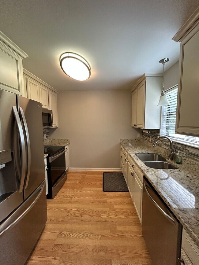 Building Photo - 3 Bed, 2.5 Baths, Fenced Back Yard, Huge S...