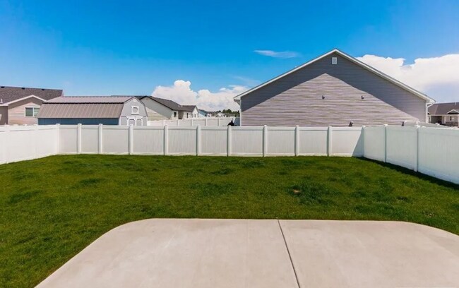 Building Photo - Partially furnished Twin home in Rigby