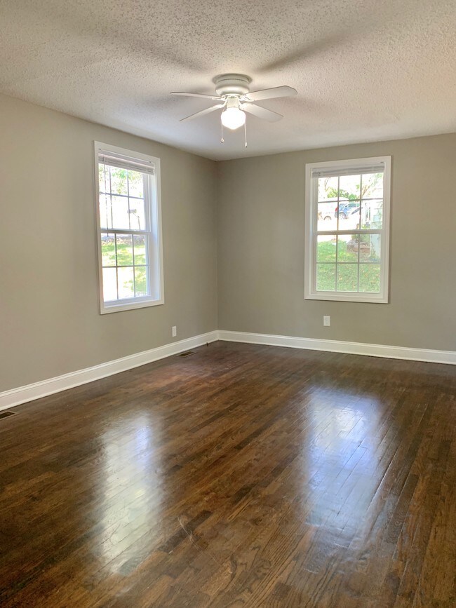 961 E Happy Hollow Dr, Clarksville, TN 37040 House Rental in