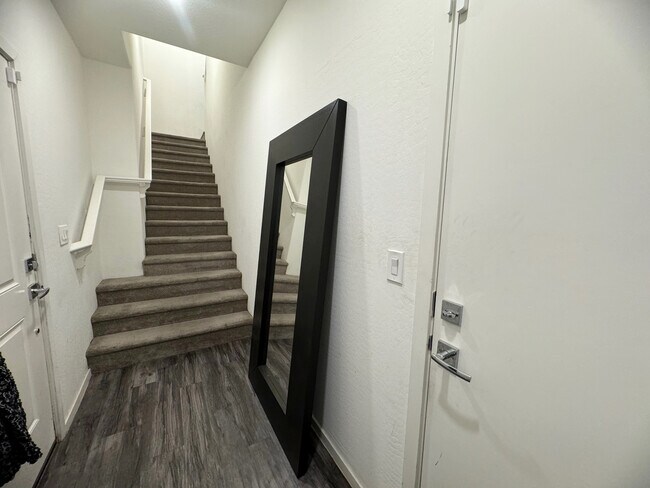 Foto del edificio - 2337 E Huntington Dr