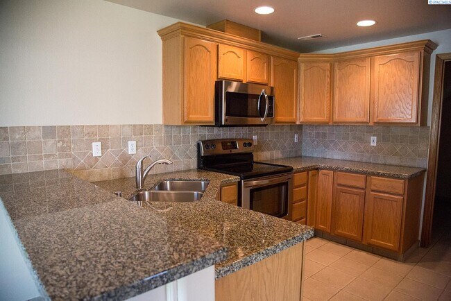 Foto del edificio - 3 Bed/2.5 Bath Richland Townhome!