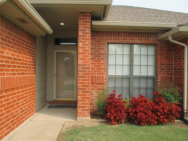Foto del edificio - 3704 Shannon Dr